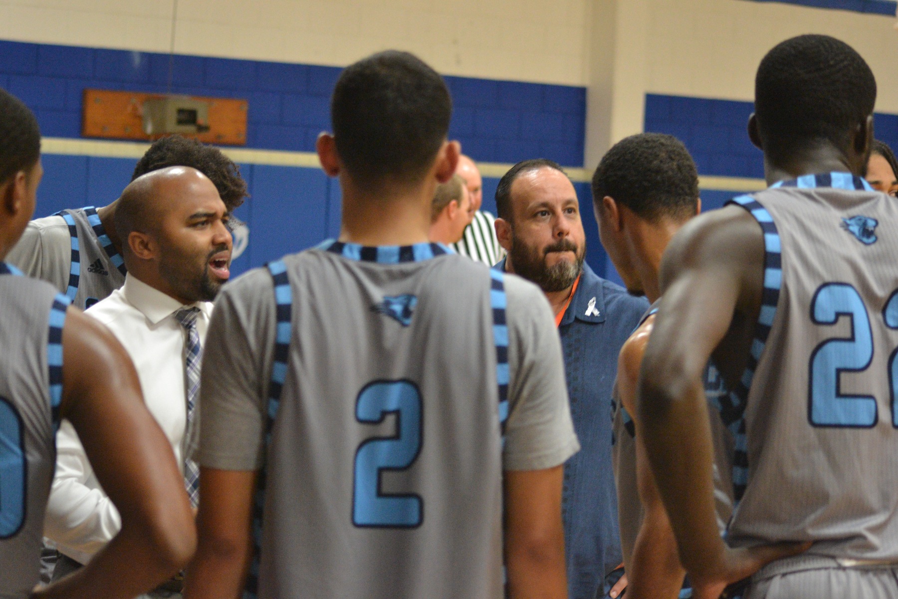 Men's Basketball Throttles Victoria Behind Amos' Huge Night