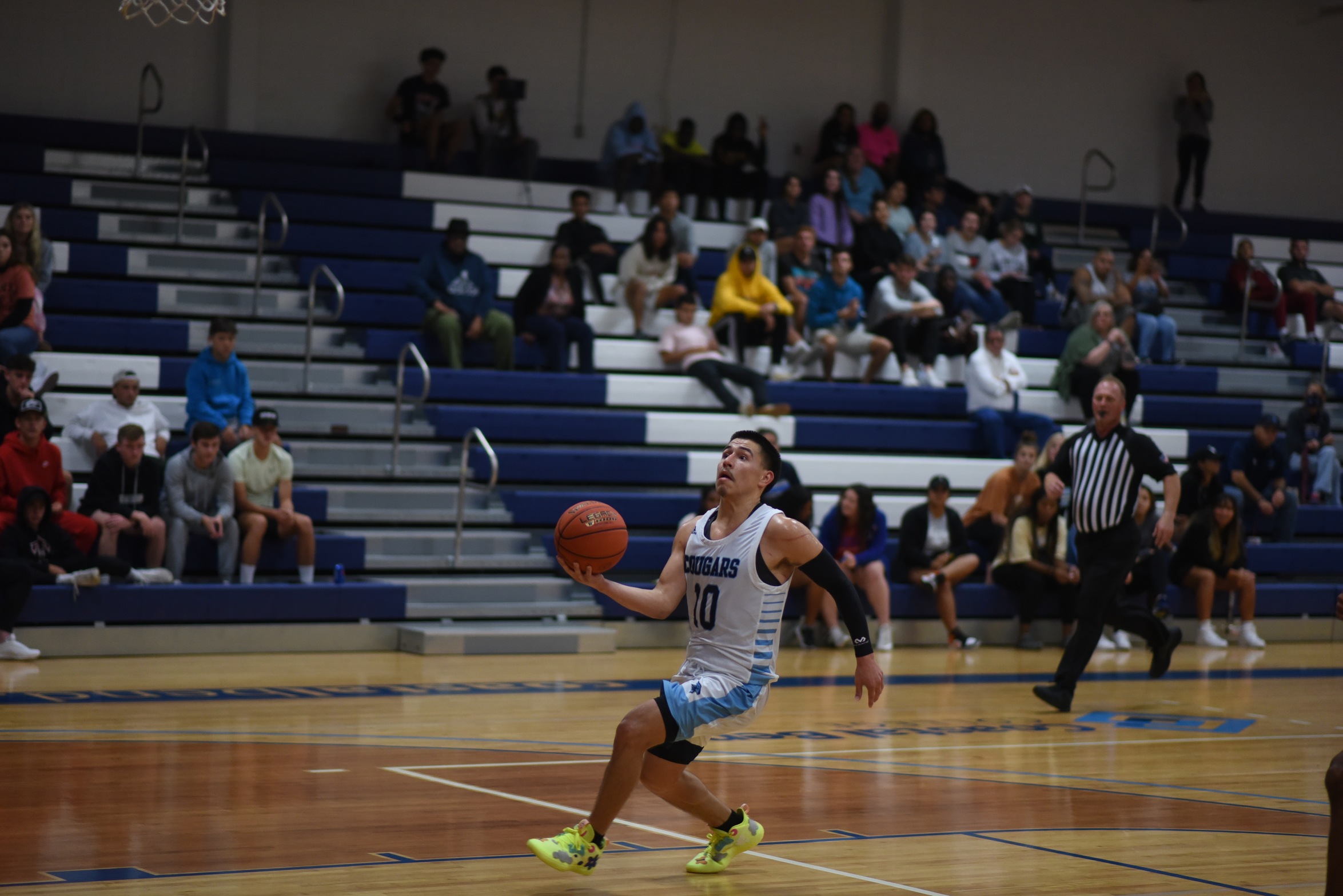 Cougars Corral Roadrunners for Second Straight Victory