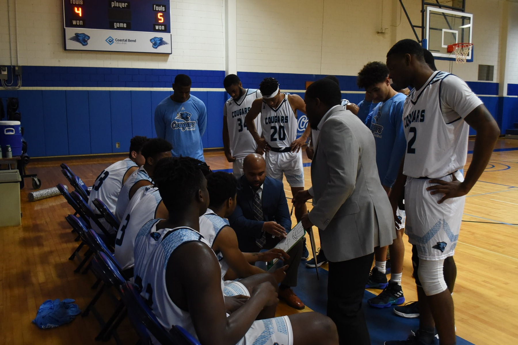 Roadrunners Outlast Cougars at Home