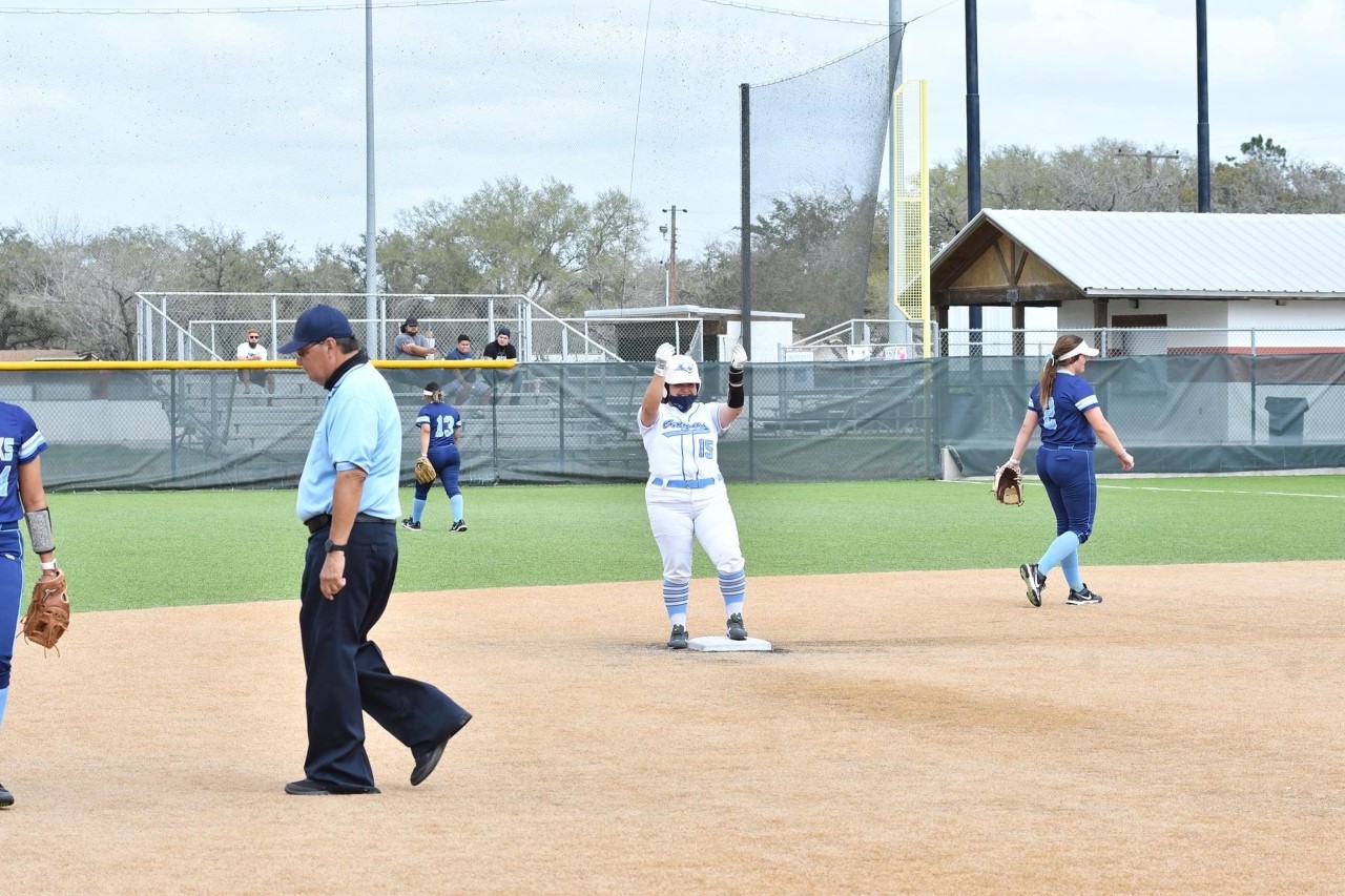 Cougars Softball Wins Three at Cisco Round Robin